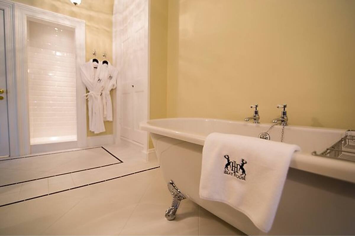 superior twin room, 2 single beds, bathtub, ocean view | bathroom | combined shower/bathtub, free toiletries, bathrobes, slippers