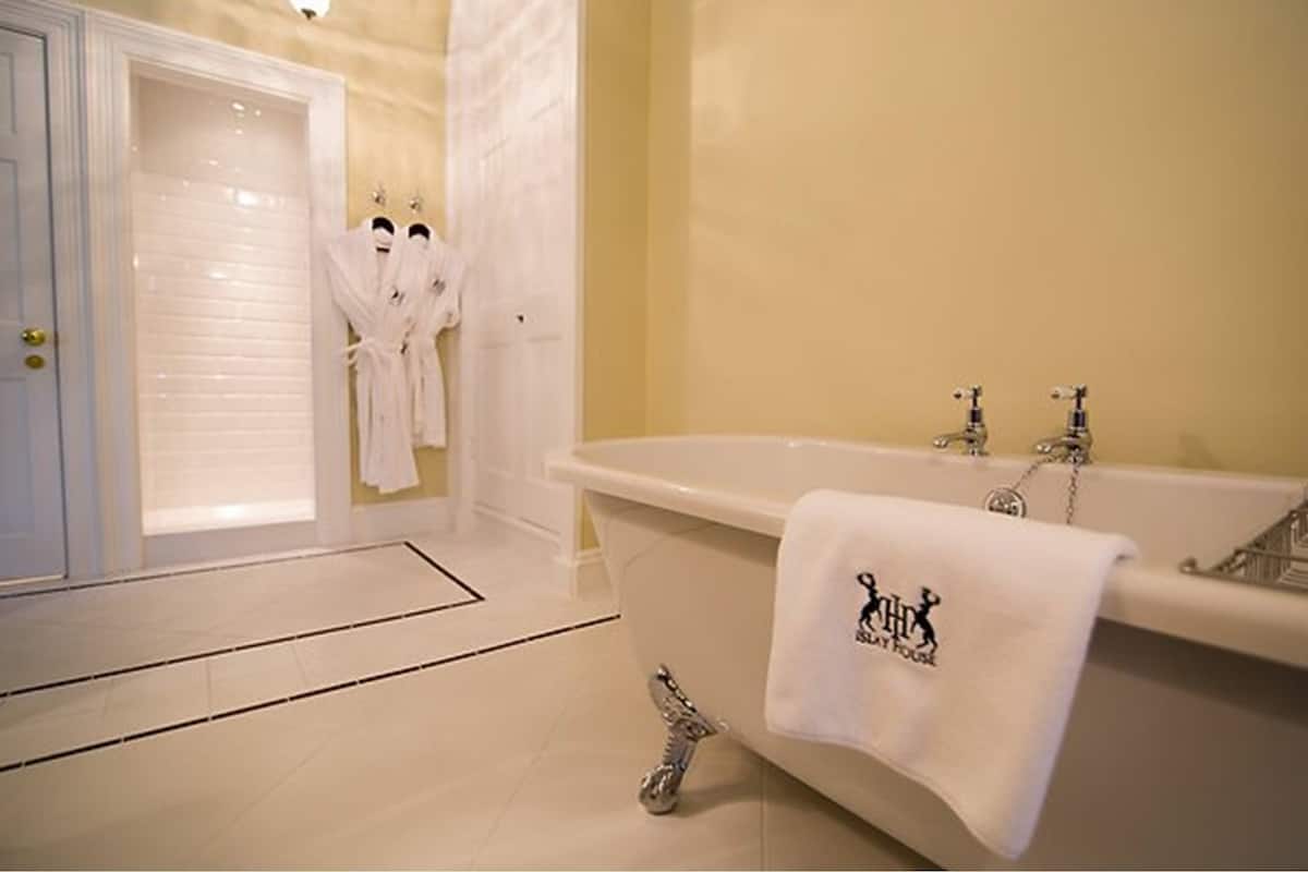 Chambre Supérieure avec lits jumeaux, 2 lits une place, baignoire, vue océan | Salle de bain | Ensemble douche/baignoire, articles de toilette gratuits, peignoirs