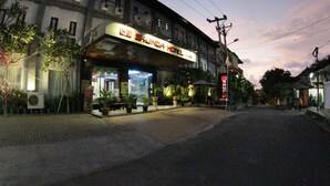 A hotel with a sign that reads "Sunda Hotel." - Shunda Hotel Bali (Denpasar)