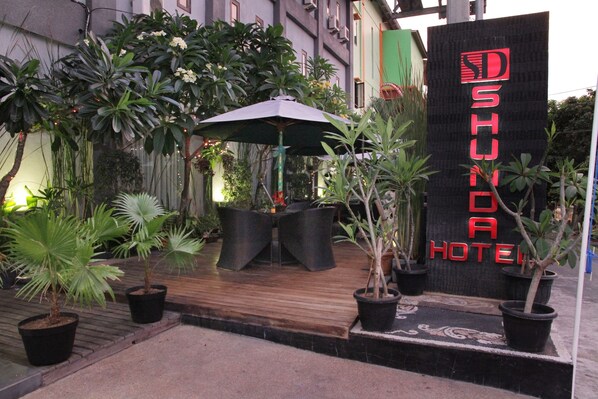 Terrace/patio - Shunda Hotel Bali (Denpasar)