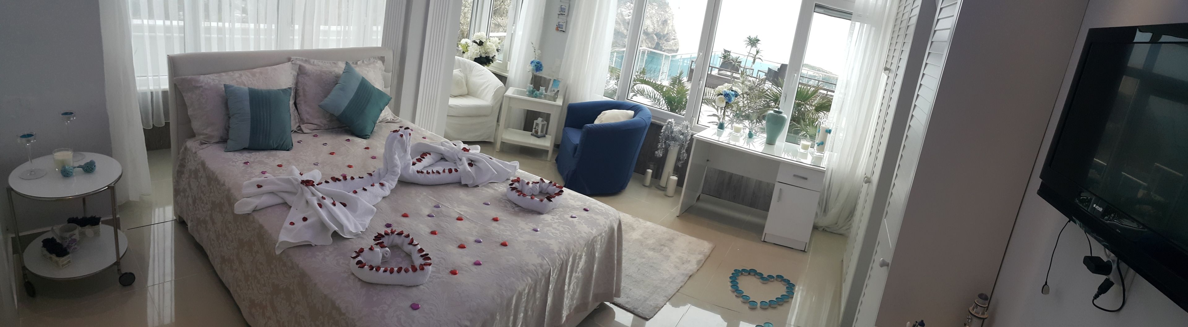 Deluxe Suite, Sea View | Desk, free cots/infant beds