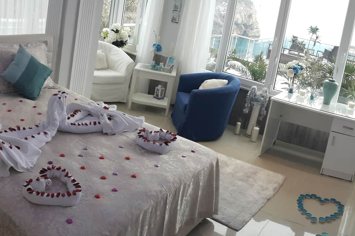 Deluxe Suite, Sea View | Desk, free cots/infant beds