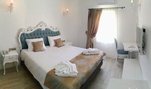 Camera Standard con letto matrimoniale o 2 letti singoli | Minibar, una cassaforte in camera, una scrivania, Wi-Fi gratuito