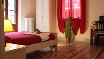 Doppel- oder Zweibettzimmer, eigenes Bad | 1 Schlafzimmer, Schreibtisch, kostenloses WLAN, BettwÀsche