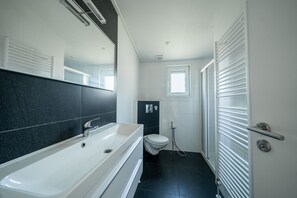 Stuga (Pavilion 4) | Badrum | Dusch och handdukar