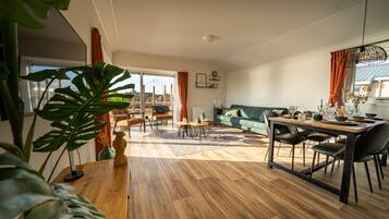 Chalet (Velthorst 6) | Ruang tamu | TV