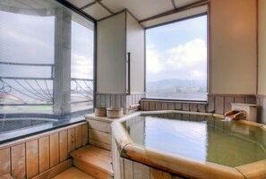 極品三人房, 非吸煙房 | 客房內保險箱、書桌、熨斗/熨衣板、免費無線上網