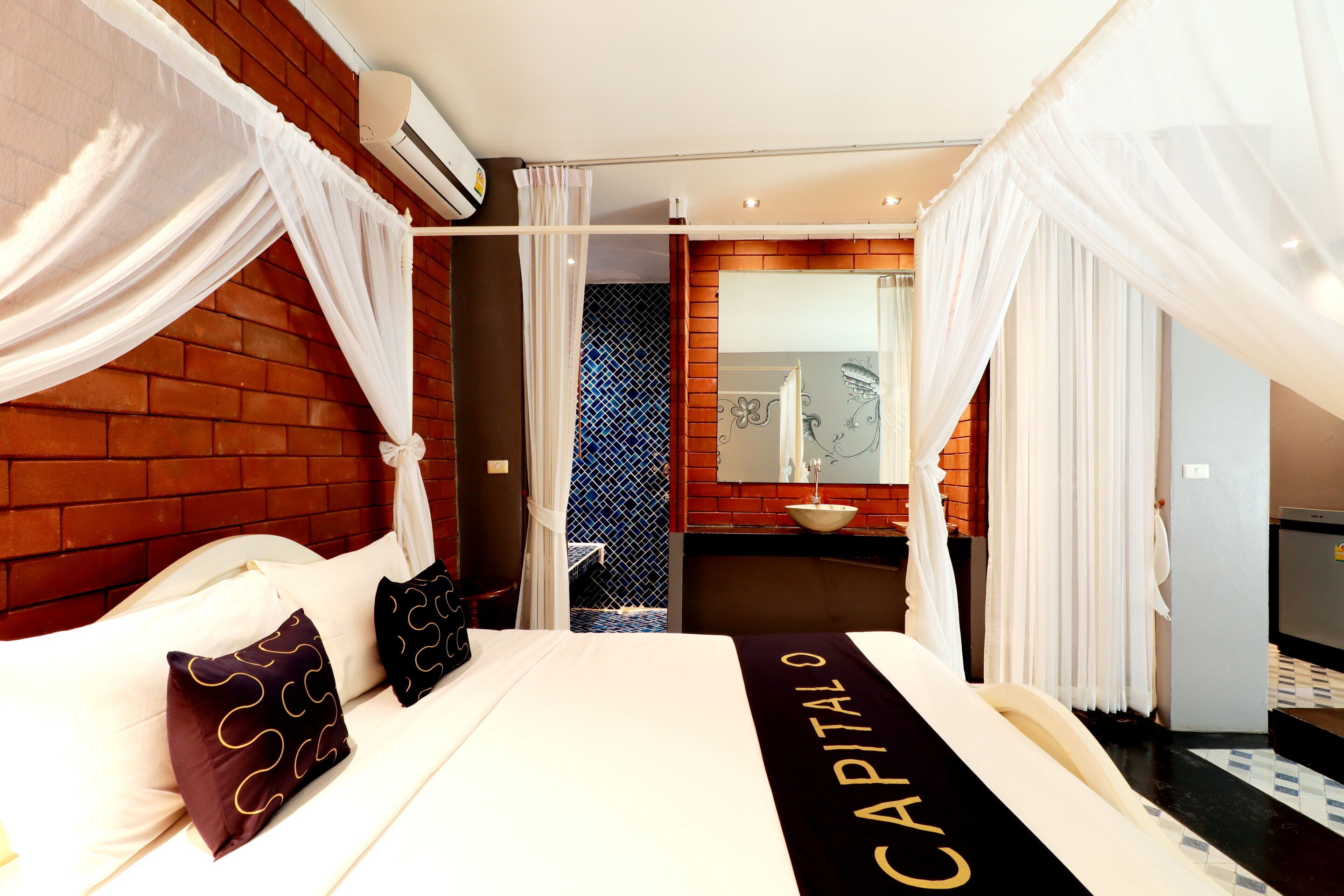 Quarto casal luxo, vista para a piscina | Escrivaninha, Wi-Fi de cortesia, roupa de cama