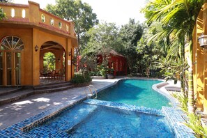 Outdoor pool, pool loungers - Capital O 469 At Nata Chiangmai Chic View (Mae Rim)