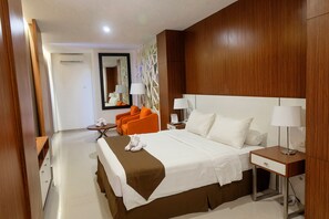 Suíte júnior, 1 cama King | Sala de estar | TV de tela plana 32 polegadas com canais a cabo, TV