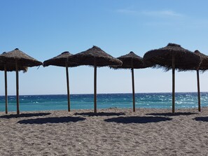 In Strandnähe, Liegestühle, Sonnenschirme, Strandtücher