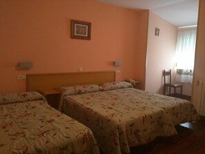Habitación triple clásica, varias camas | Edredones de plumas, cortinas opacas, wifi gratis