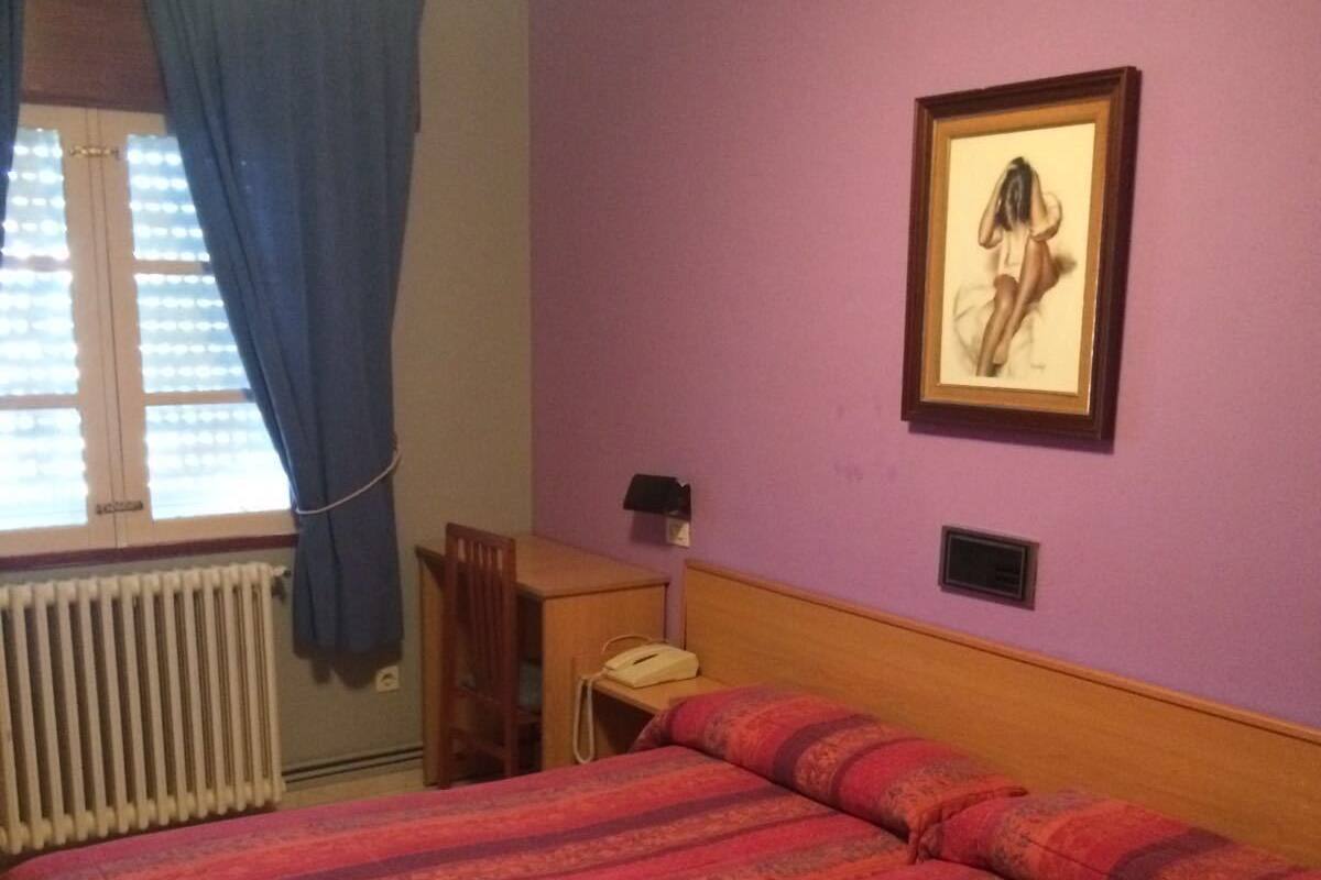 Klassieke kamer, 1 twee- of 2 eenpersoonsbedden | Donsdekens, verduisterende gordijnen, gratis wifi