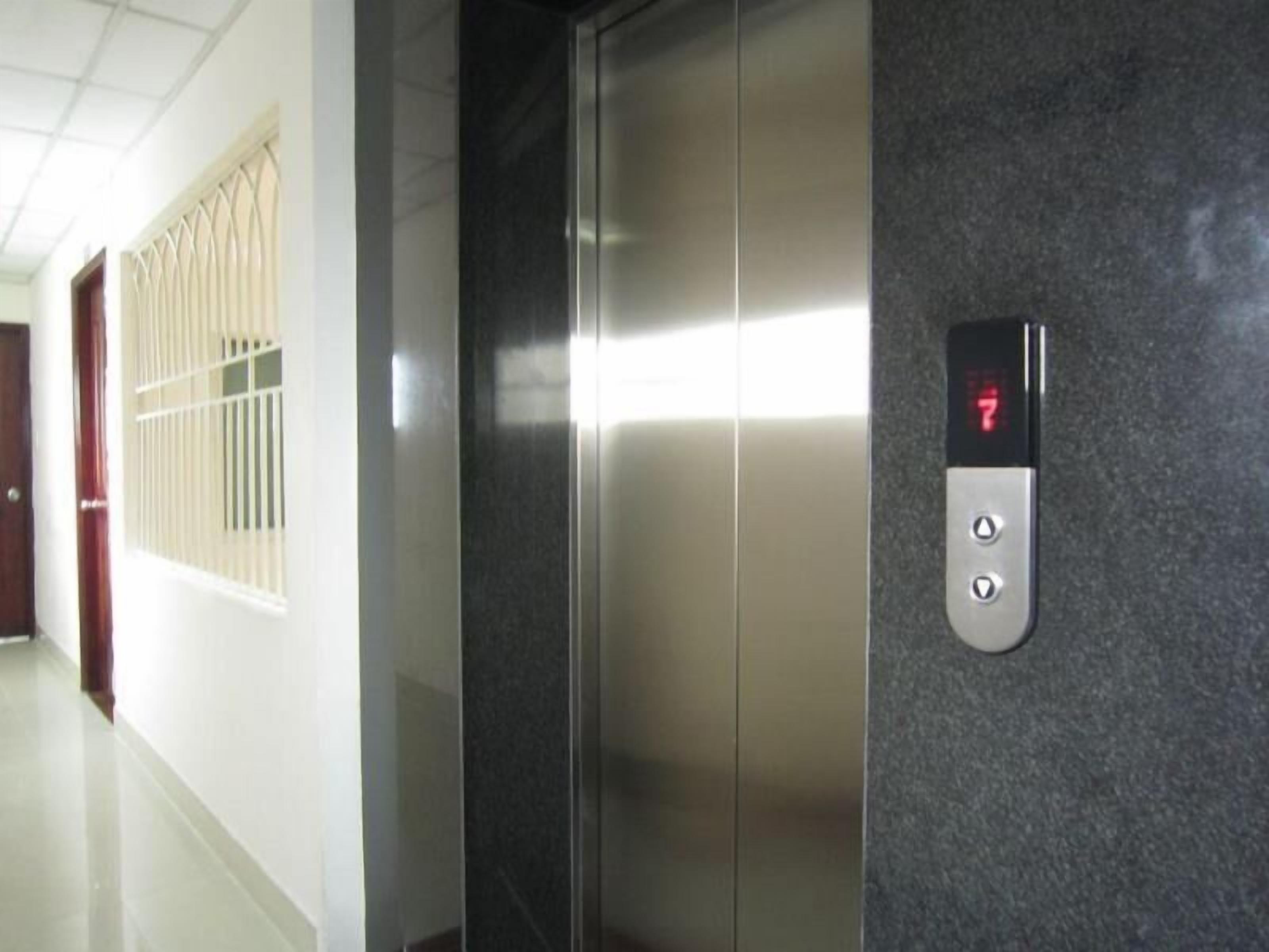 Een moderne lift met een digitaal scherm dat het nummer 7 toont.