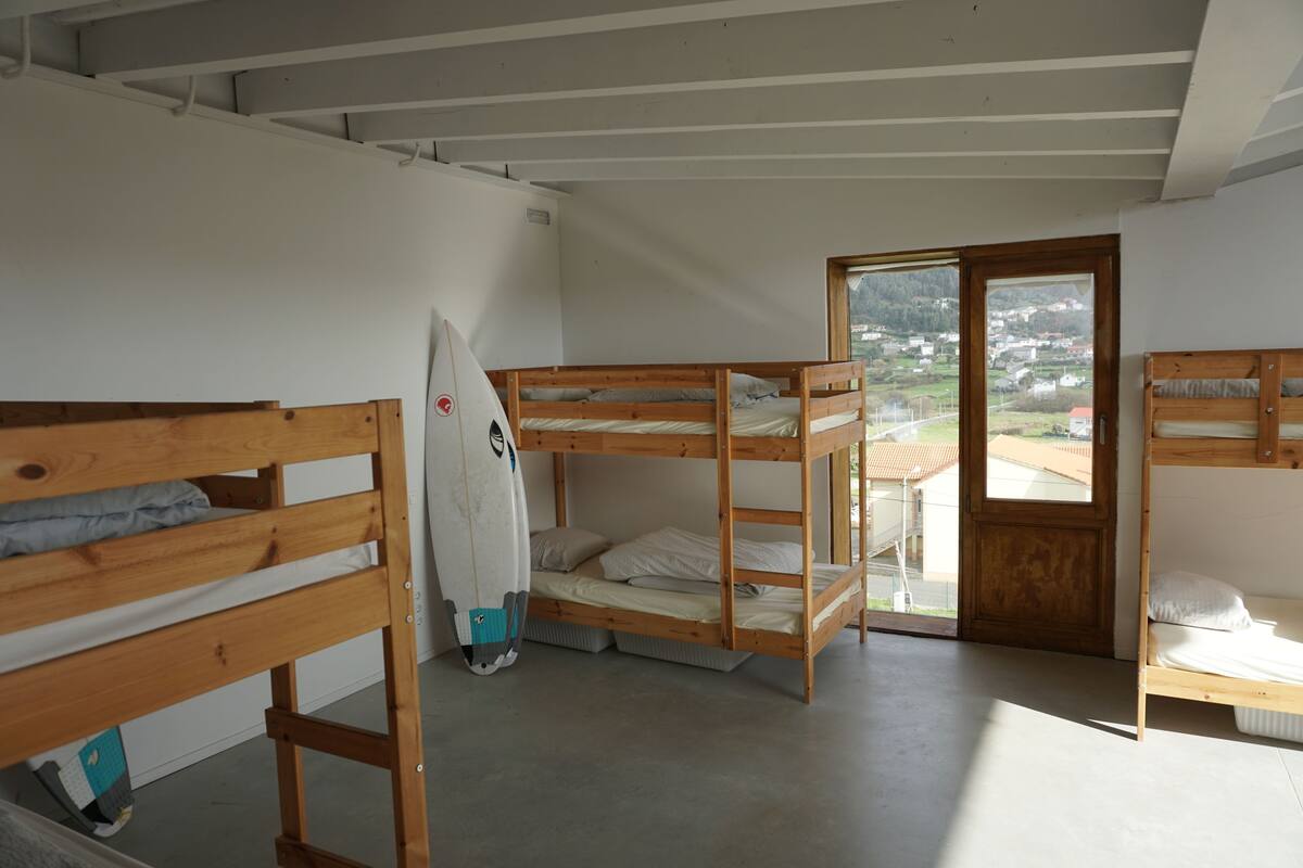 Bed in mixed shared dormitory, shared bathroom (10 pax)