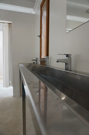 Bed in mixed shared dormitory, shared bathroom(6 pax) | Bathroom