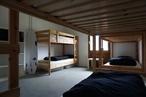 Bed in mixed shared dormitory, shared bathroom (8 pax)