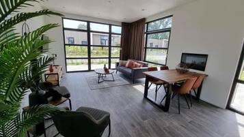 Cube Maximaal 4 | Living area | 32-inch TV with cable channels, ping pong