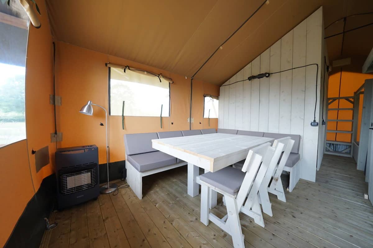 Glampingtent 6 | Area soggiorno | TV 32 pollici con canali via cavo, tavolo da ping pong