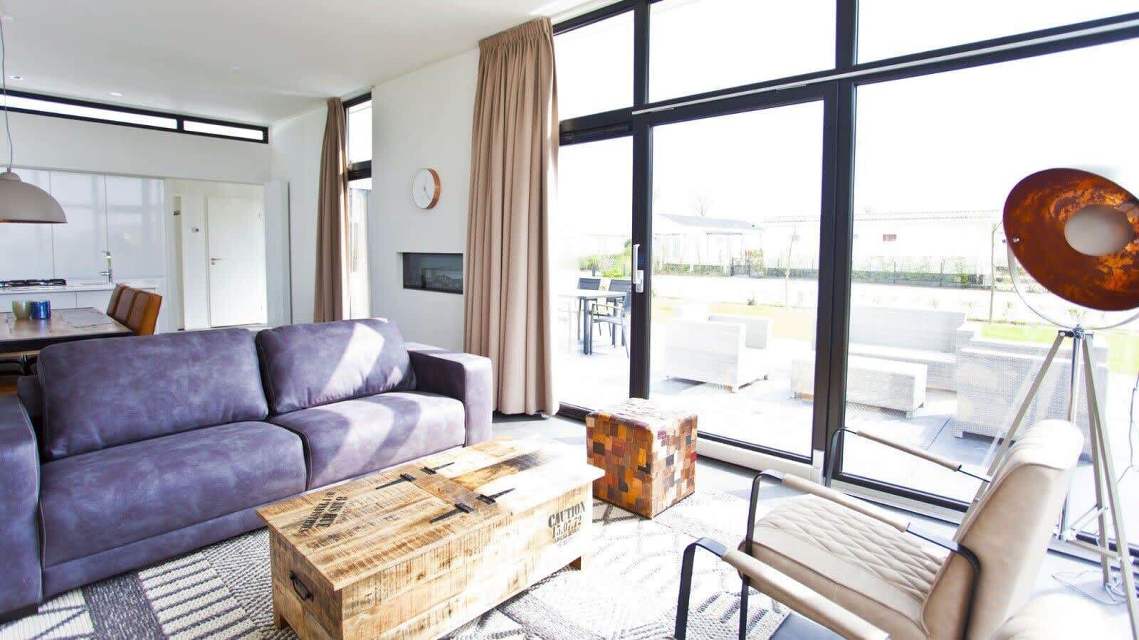 L-Cube 6 | Living area | 32-inch TV with cable channels, ping pong