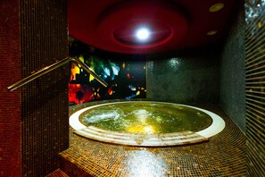 Indoor spa tub