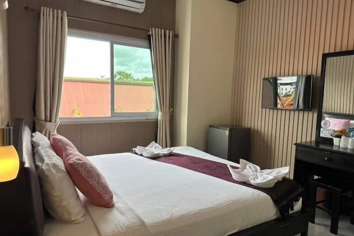 Desk, free WiFi, bed sheets