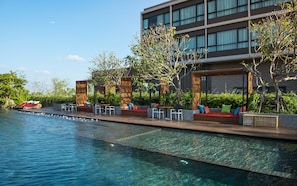 Outdoor pool, pool umbrellas, pool loungers - North Hill City Resort (Hang Dong)