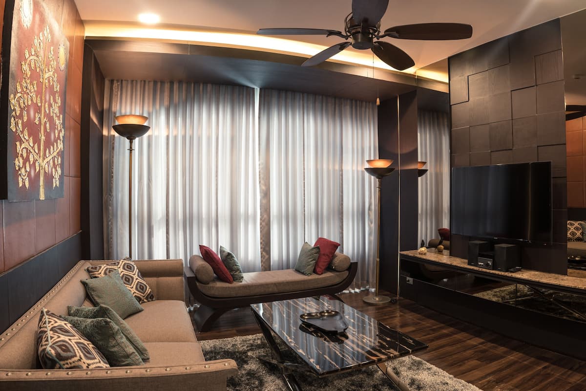 Fairway Luxury Suite | Living area | 40-inch LED TV with satellite channels, TV, DVD player