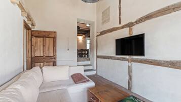 Design-Maisonette | Wohnzimmer | Flachbildfernseher, FuĂbodenheizung