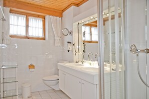 Apartment, 3 Bedrooms, Balcony, Mountain View | Bathroom