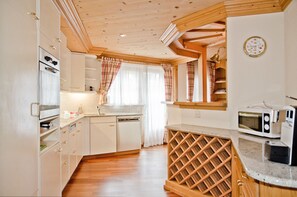 Apartment, 3 Bedrooms, Balcony, Mountain View | Private kitchen