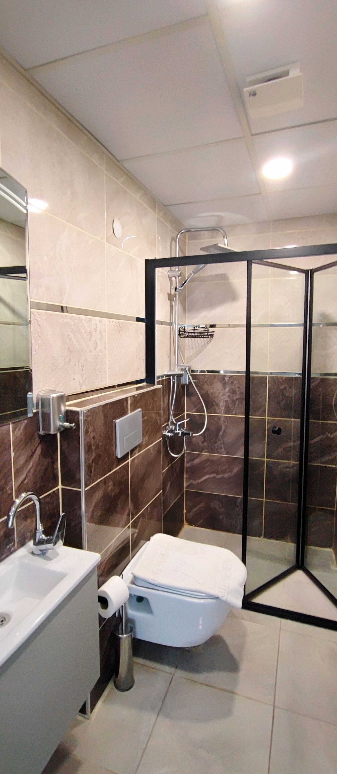lux suite, 1 one bedroom apartment | bathroom | shower, free toiletries, hair dryer, slippers