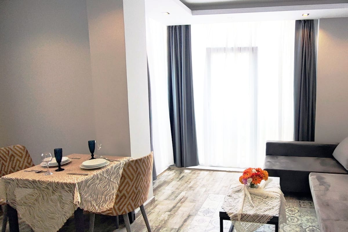 Lux Suite, 1 One Bedroom Apartment | Kaliteli yatak takımı, odada kasa, masa, ses yalıtımı