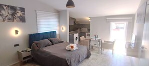 Kamer, 1 twee- of 2 eenpersoonsbedden | Luxe beddengoed, een kluis op de kamer, een bureau, geluiddichte muren