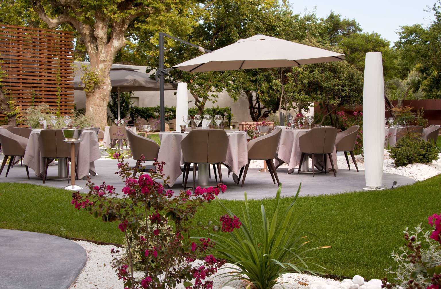 2 restaurants, lunch, dinner served; french cuisine