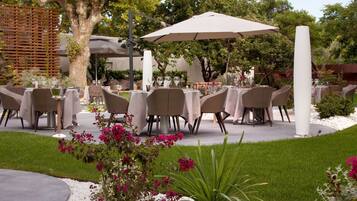 2 restaurants servant le déjeuner et le dßner, plats Cuisine française