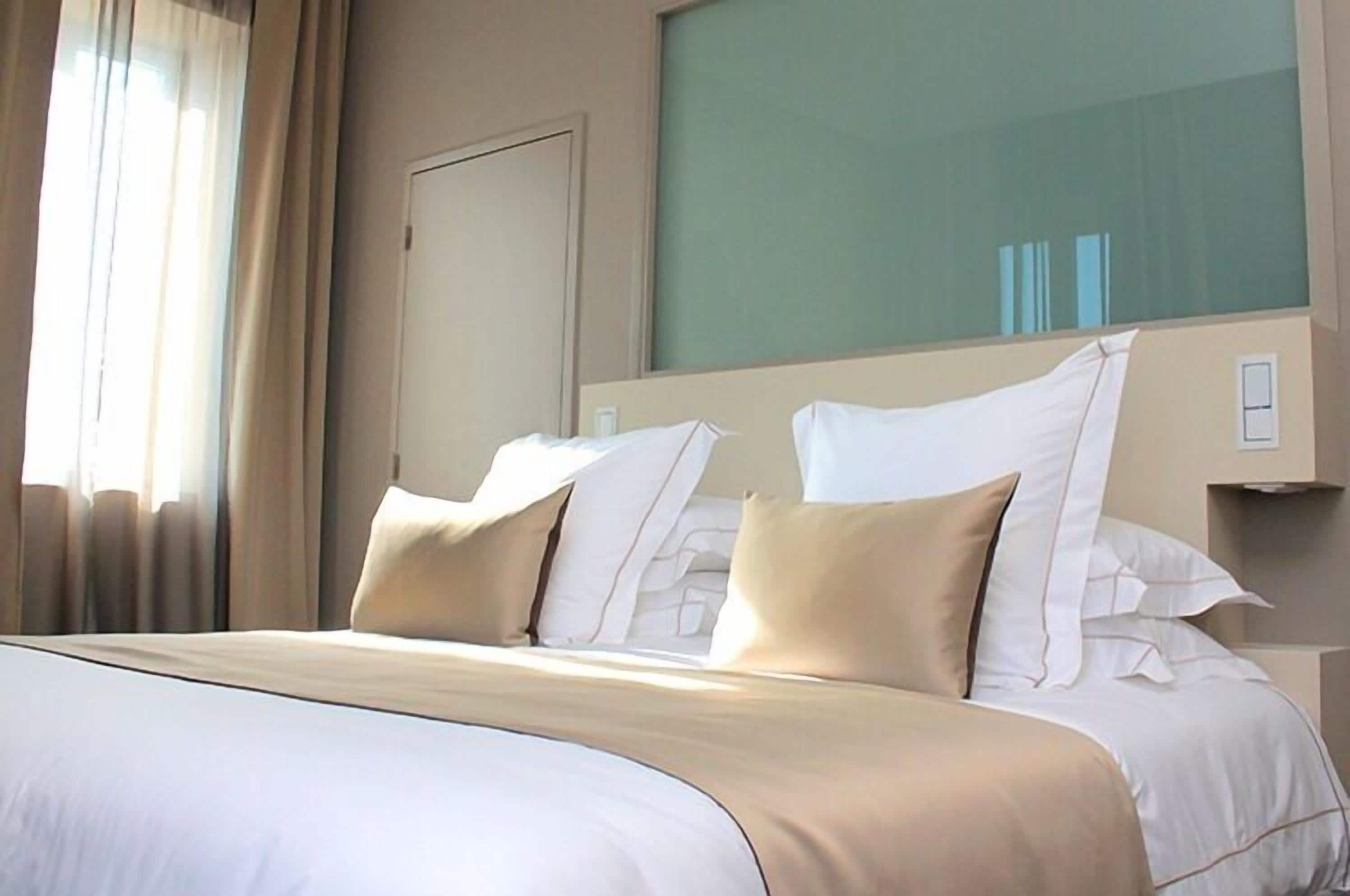 signature suite | premium bedding, free minibar, in-room safe, desk
