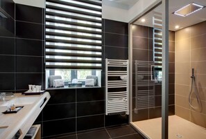 Signature Suite | Bathroom | Designer toiletries, hair dryer, bathrobes, slippers - Hotel Mas de Boudan (Nîmes)