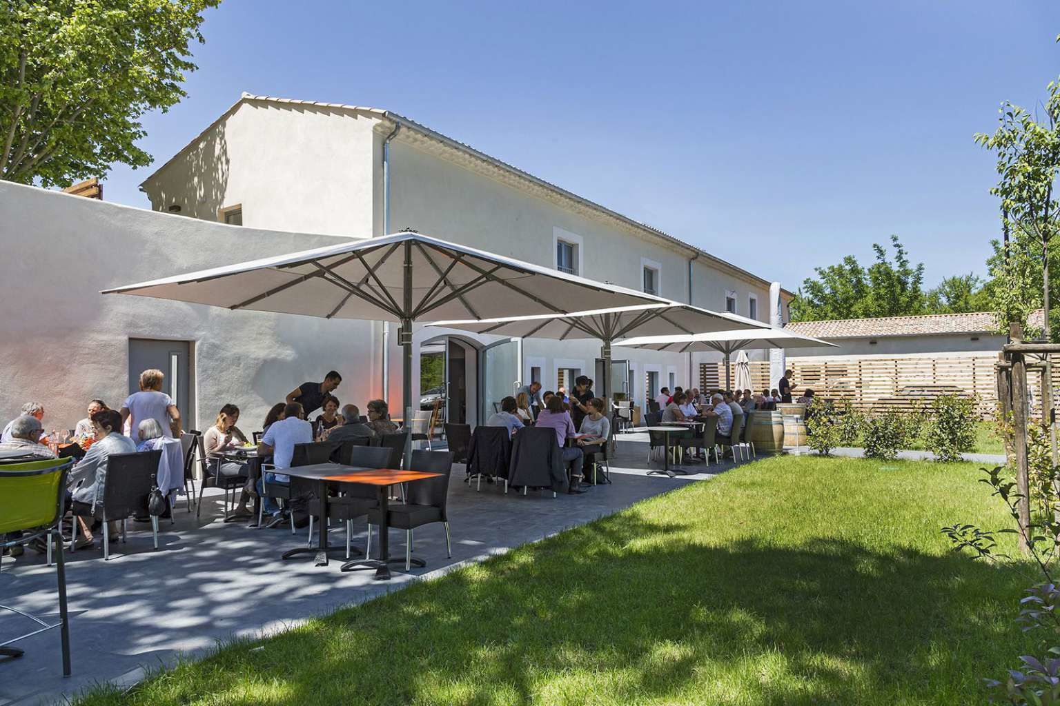 2 restaurants, lunch, dinner served; french cuisine