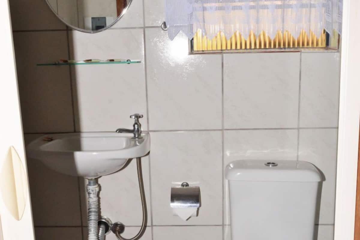 Regadera y amenidades de baño gratuitas