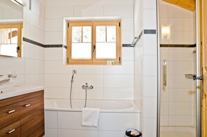 Chalet, 4 Bedrooms, Terrace, Mountain View (with private spa) | Bathroom