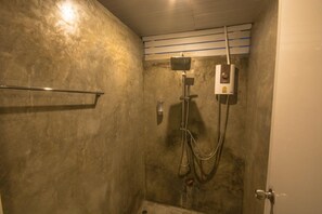 Shower, free toiletries, towels