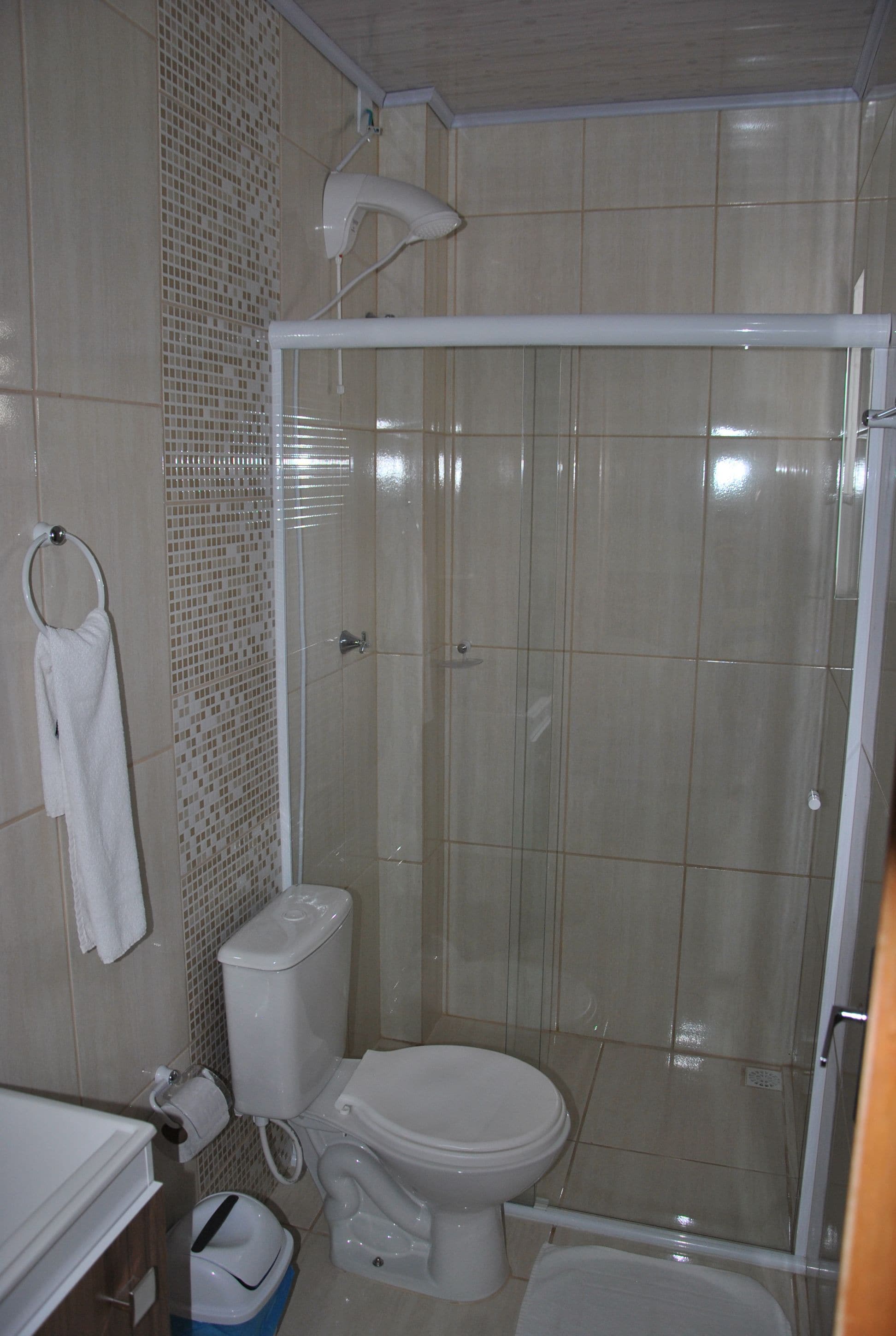 Standard Terreo - Fundos | Bathroom | Shower, free toiletries, hair dryer, towels