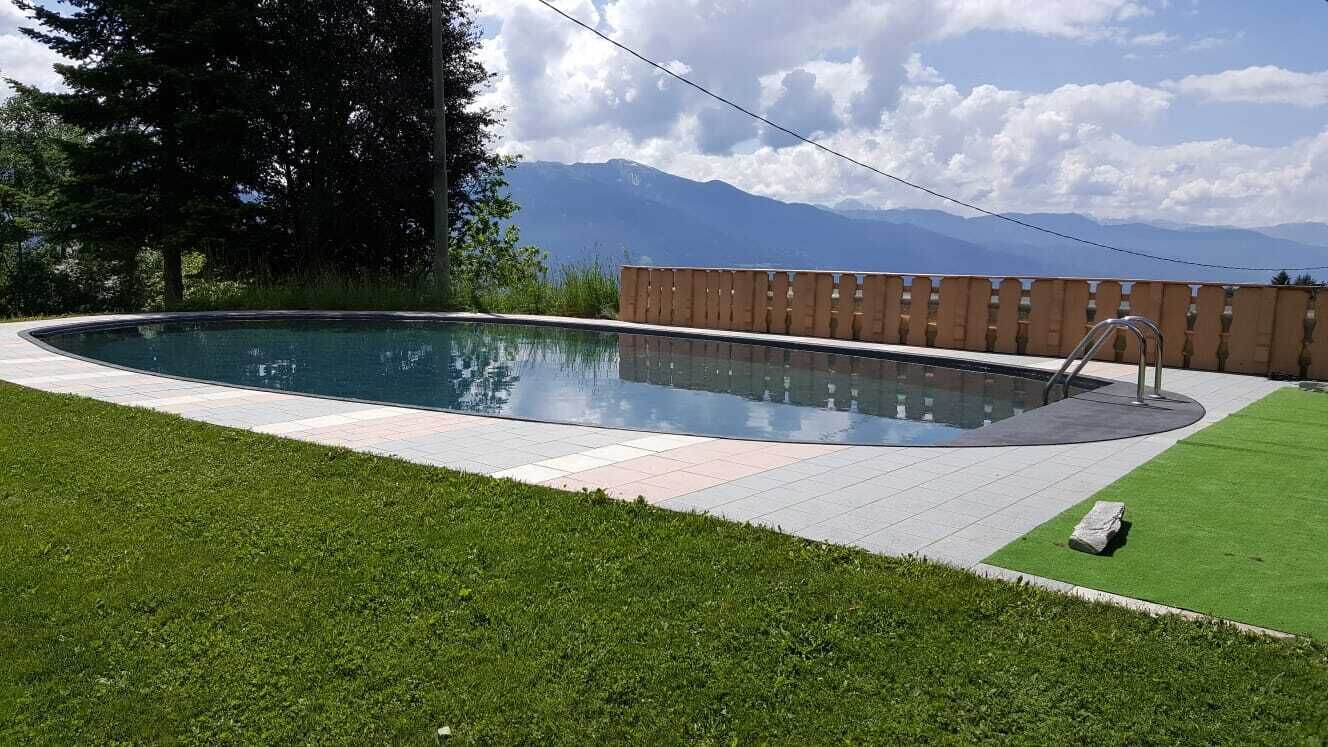 Piscine extérieure, chaises longues