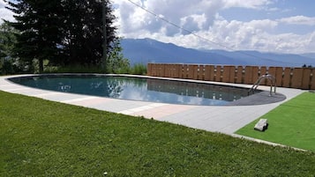 Piscine extérieure, chaises longues