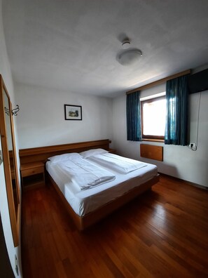 Eenvoudige tweepersoonskamer | Luxe beddengoed, een bureau, gratis wifi