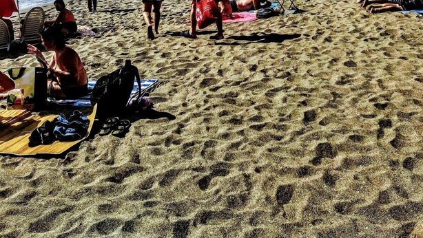A crowded beach with people sunbathing and walking. - Torremolinos Hostel (Torremolinos)