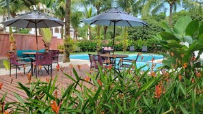 Outdoor pool, sun loungers - Pousada Toca da Praia (São Sebastião)
