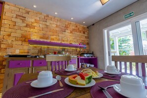 بوفيه فطور مجانًا يوميًا