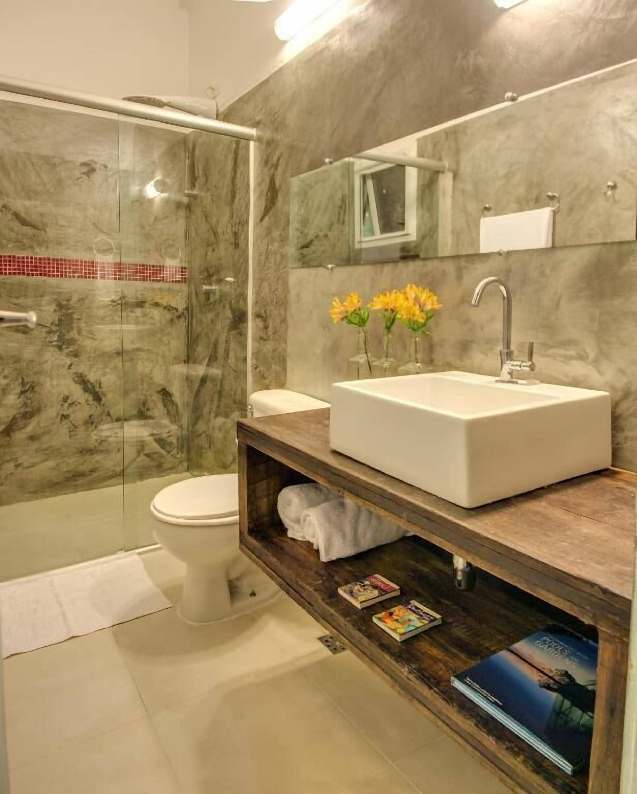 Superior kamer | Badkamer | Een douche, gratis toiletartikelen, een haardroger, handdoeken